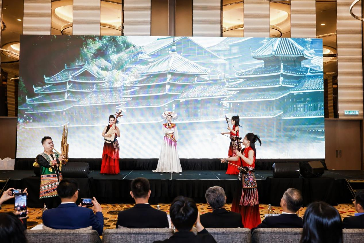 中国广西民族乐团的艺术家们为现场观众带来了精彩的表演3