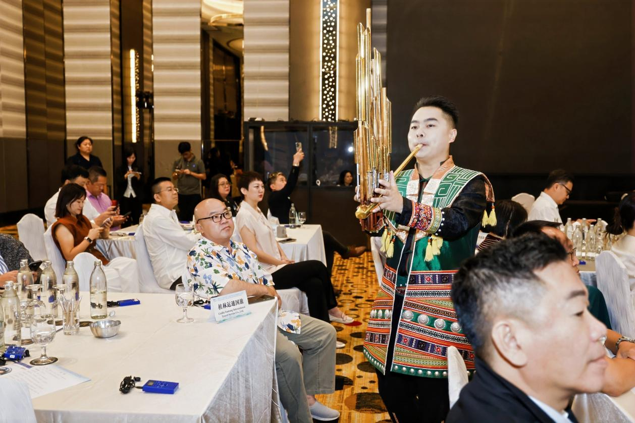 中国广西民族乐团的艺术家们为现场观众带来了精彩的表演4