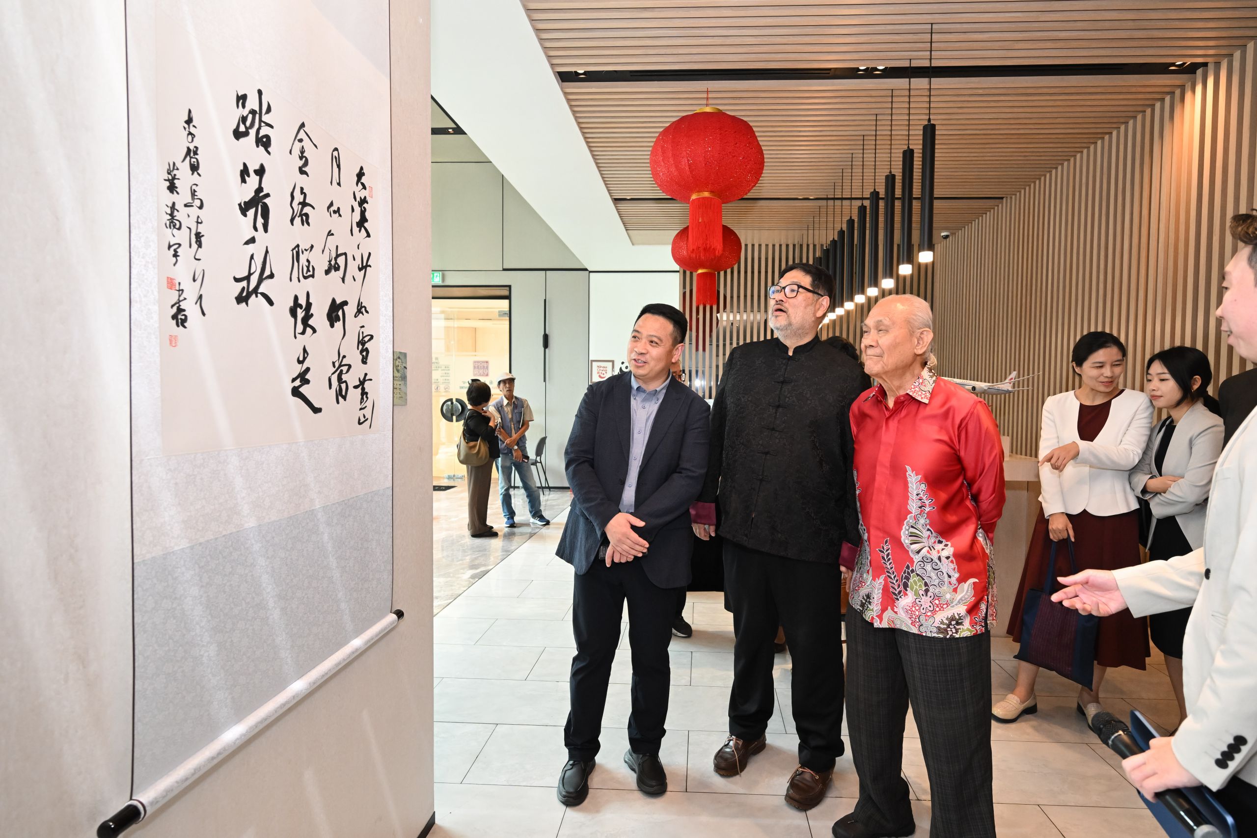 嘉宾进行展览导览